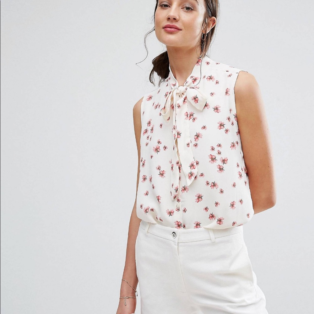 Newlily Sleeveless bow blouse. NWT Size M